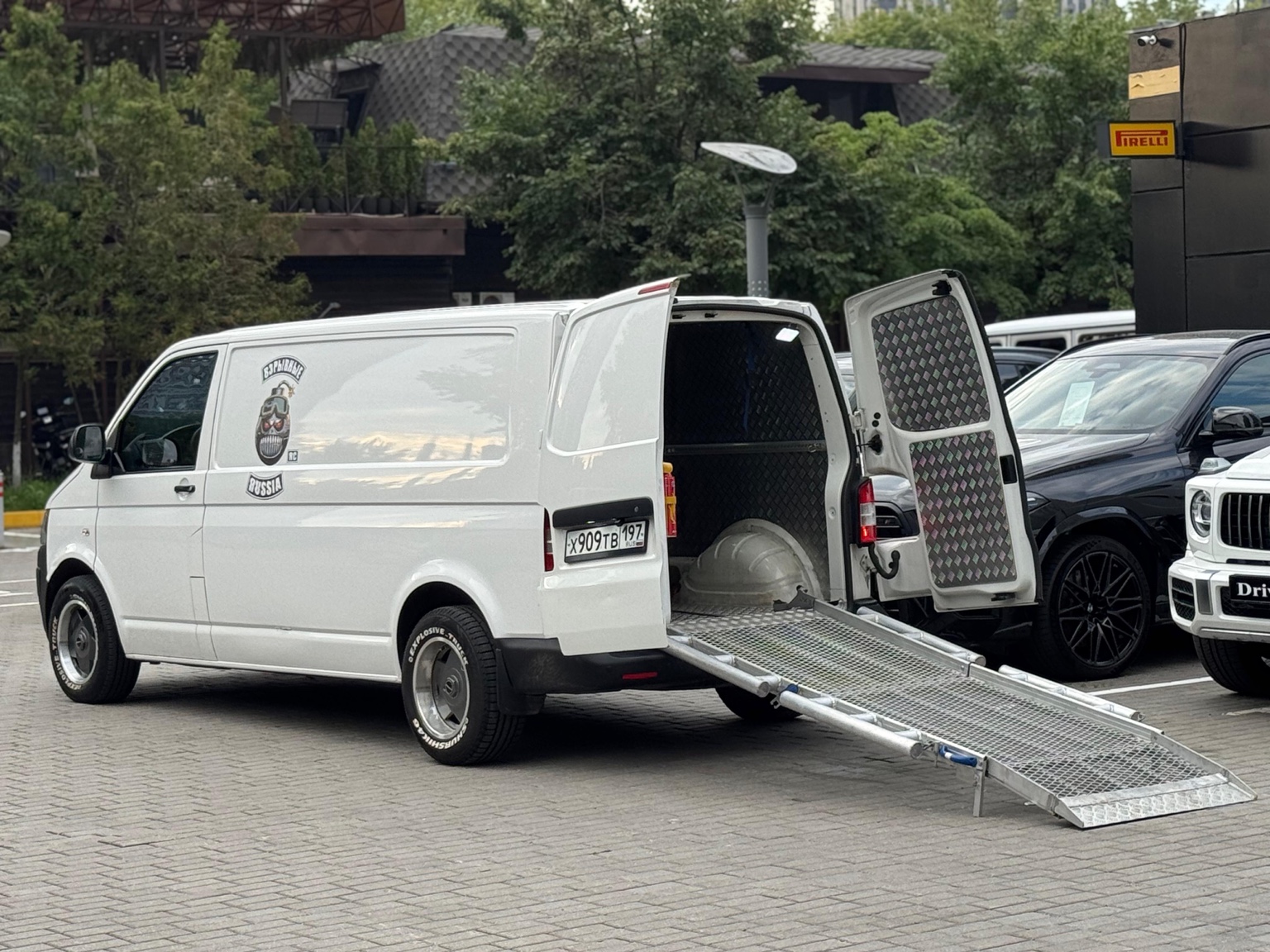 Белый фургон Volkswagen с рампой